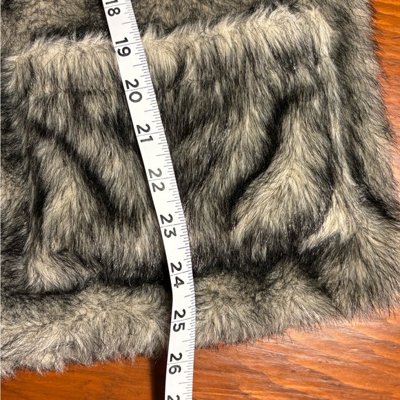 Women’s faux fur vest size L NWOT.  Made in Canada - Picture 8 of 8
